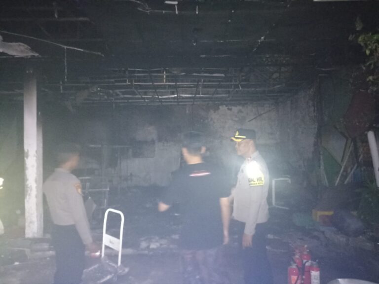 Gedung Perusahaan Milik Pengusaha Muda Lamongan Ludes Terbakar, Kerugian di taksir 150 juta